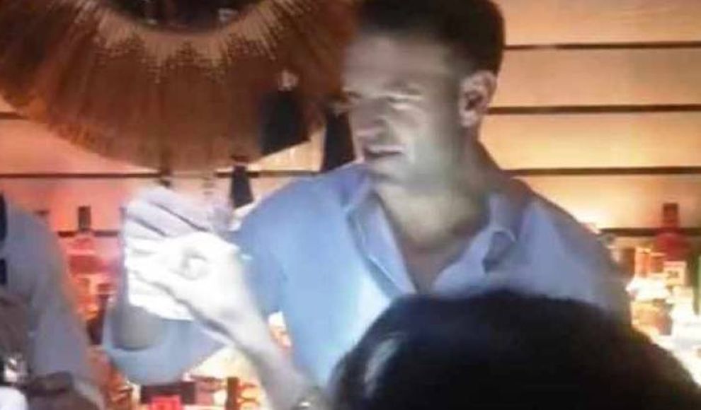 Ο Στέφανος Κασσελάκης, σε ρόλο μπαρμαν, κερνούσε σφηνάκια σε μπαρ στην Πάτρα μετά την ομιλία του