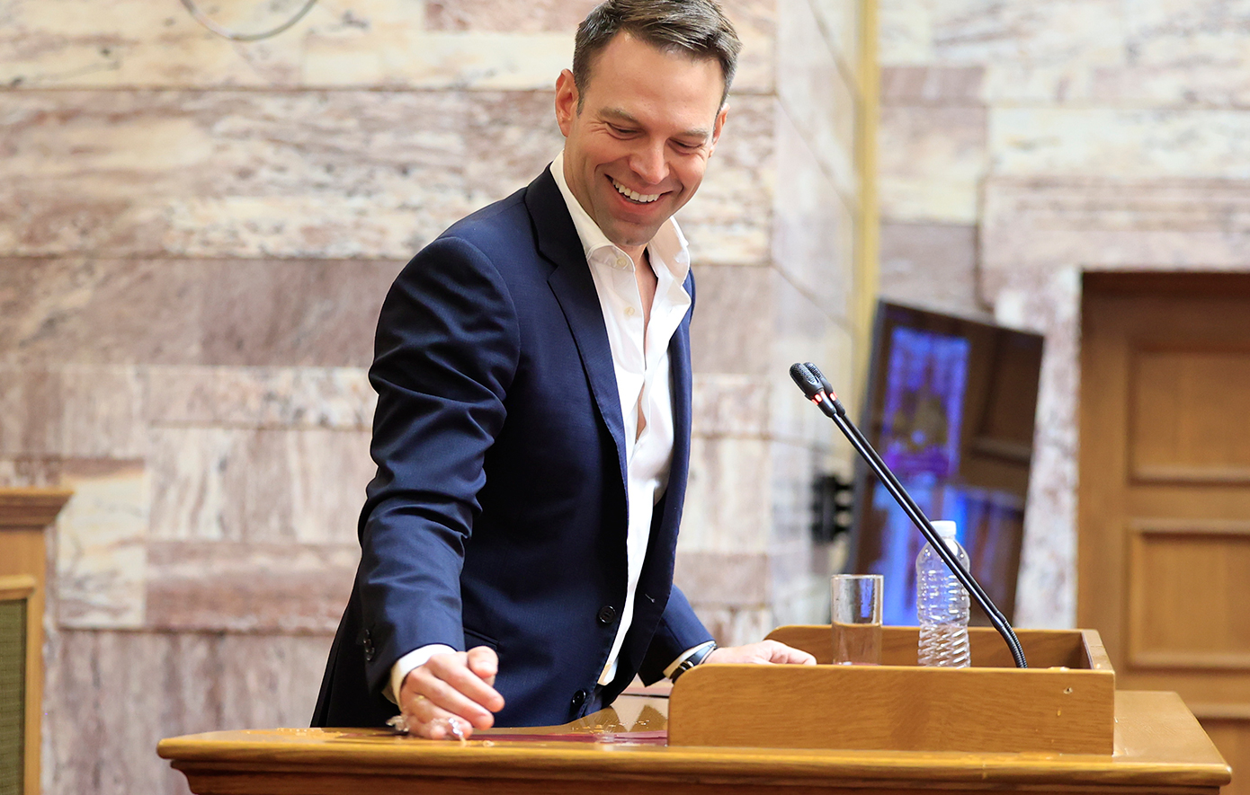 Το απρόοπτο κατά την ομιλία του Στέφανου Κασσελάκη στη Βουλή και το γέλιο που προκάλεσε