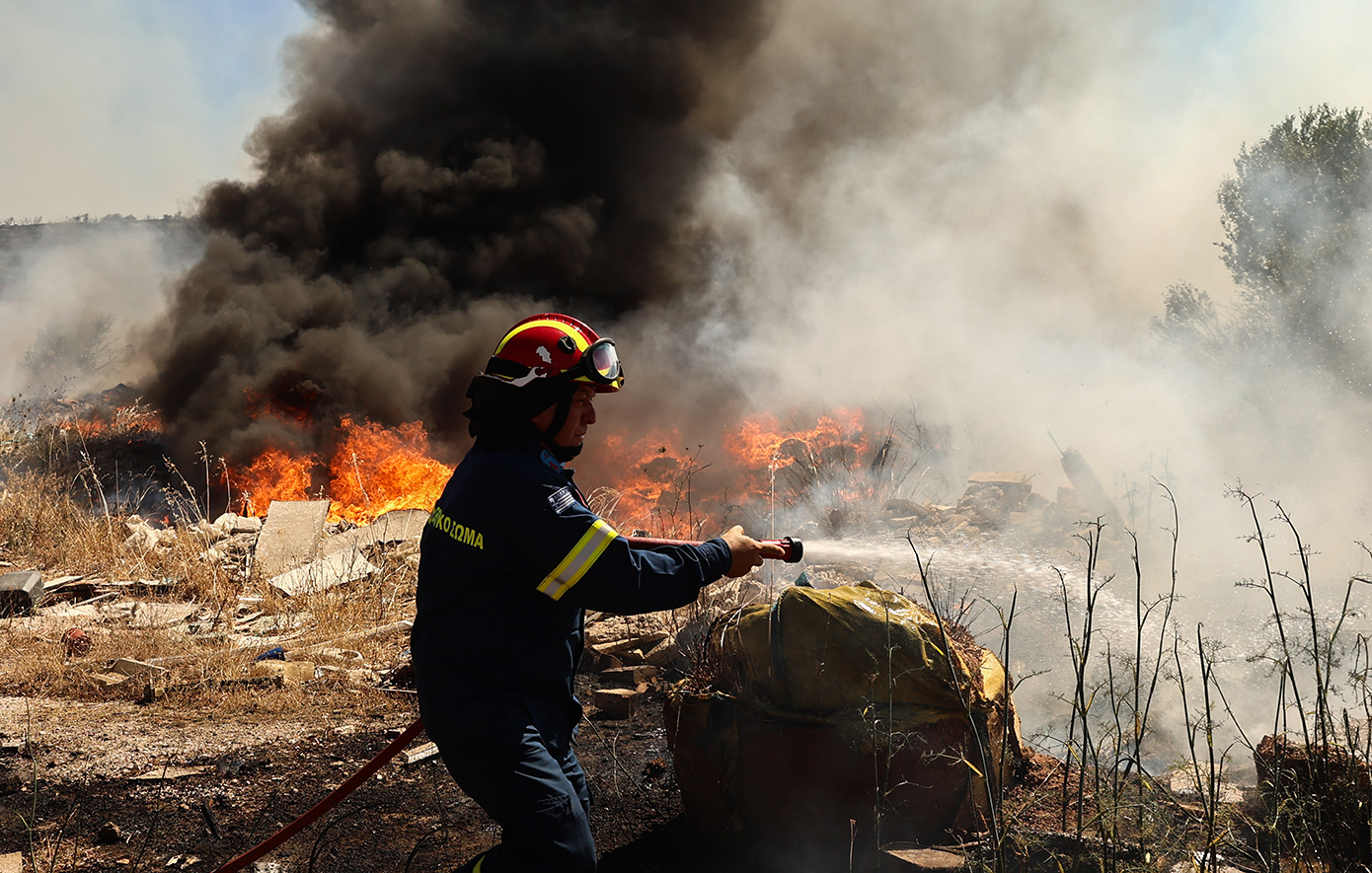 Υπό μερικό έλεγχο η πυρκαγιά στην περιοχή Λάκκα Κάτσαρη στον Ασπρόπυργο