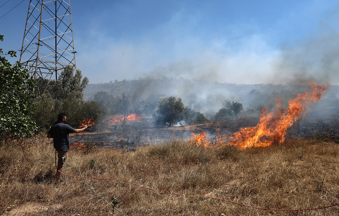 Φωτιά στη Σταμάτα καίει κοντά σε σπίτια: Τρία μηνύματα από το 112 &#8211; «Απομακρυνθείτε προς Δροσιά»