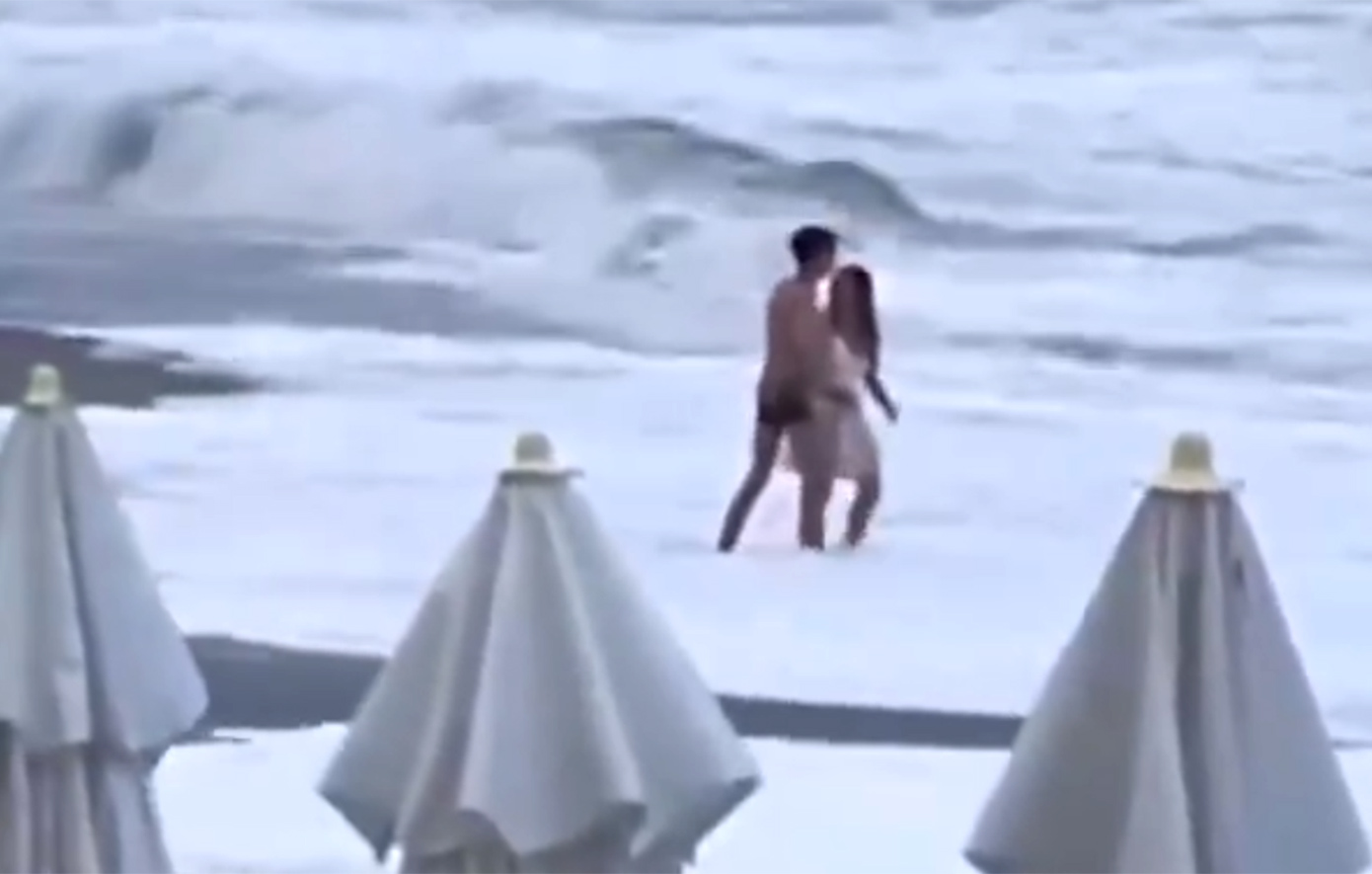 Συγκλονιστικό βίντεο από τη Ρωσία &#8211; Η στιγμή που κύματα παρασέρνουν 20χρονη σε παραλία στο Σότσι