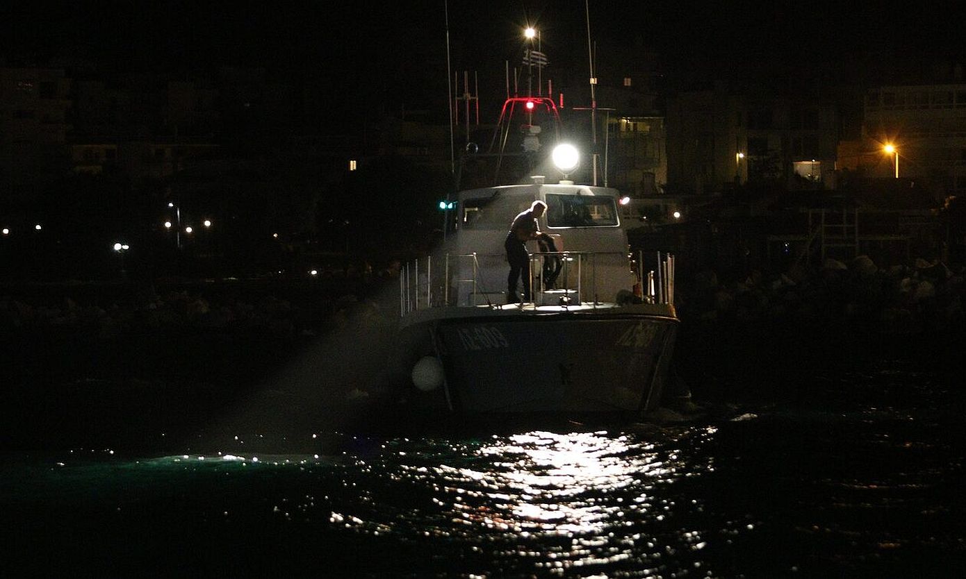 Συναγερμός στον Πειραιά &#8211; Αυτοκίνητο έπεσε μέσα στο λιμάνι