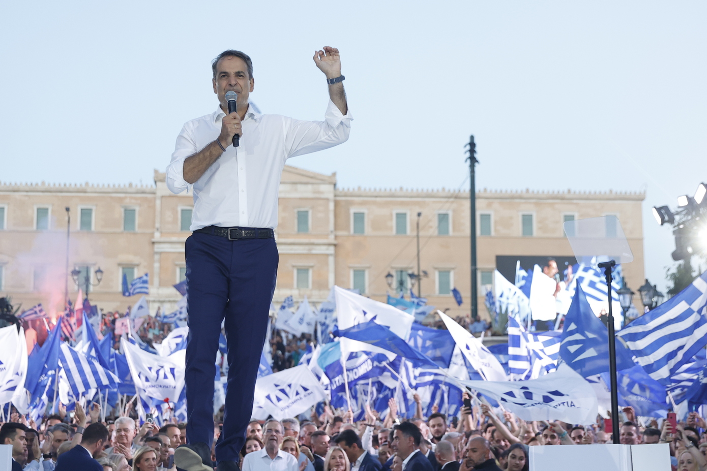 Ευρωεκλογές: Απρόοπτο στο σχολείο που ψήφισε ο Κυριάκος Μητσοτάκης &#8211; Γυναίκα τρόμαξε από το πλήθος που την πλησίαζε