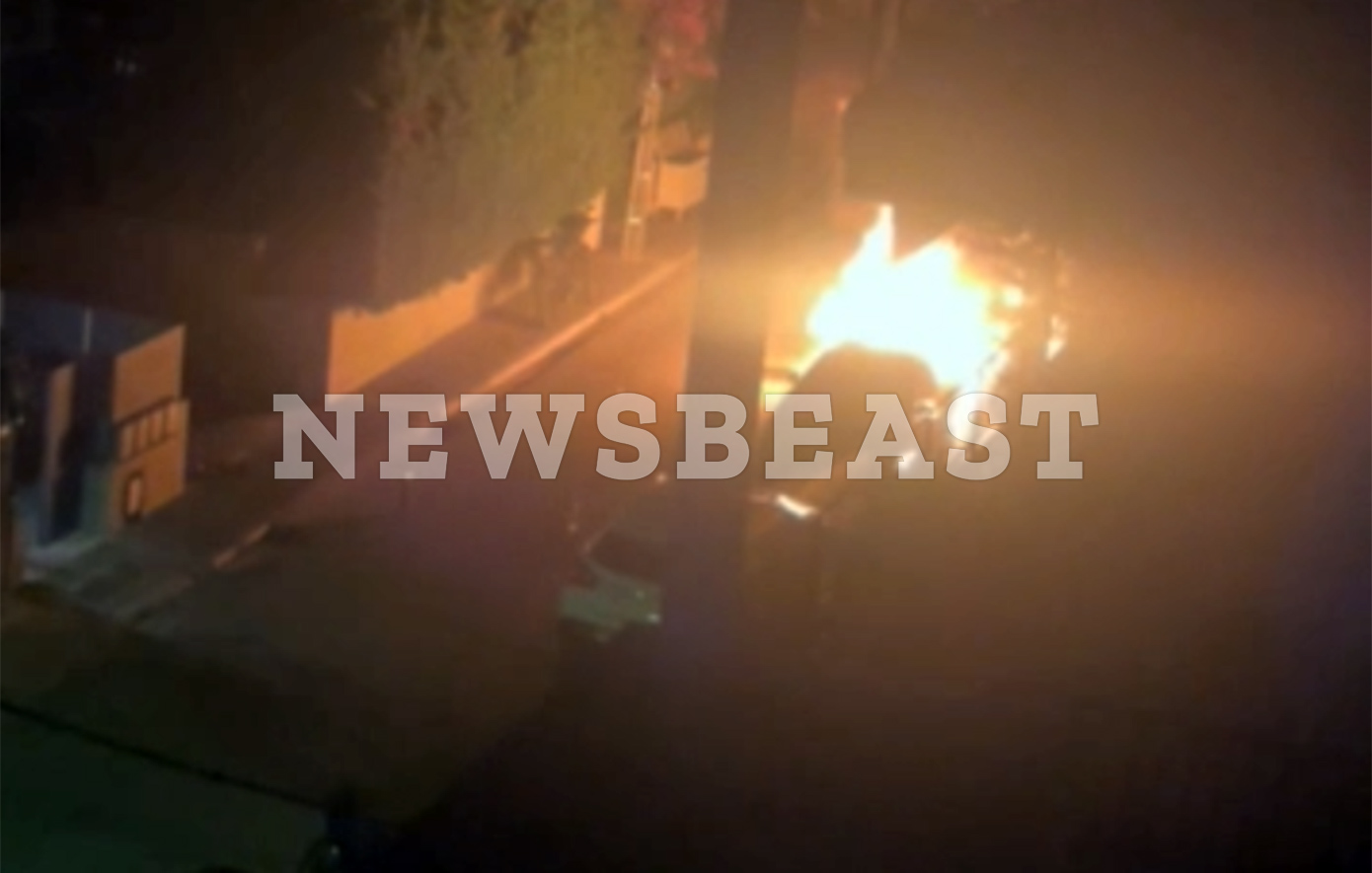 Βίντεο με το περιπολικό στις φλόγες μετά την επίθεση με μολότοφ έξω από το σπίτι της προέδρου του Αρείου Πάγου &#8211; Τι εξετάζει η ΕΛ.ΑΣ.