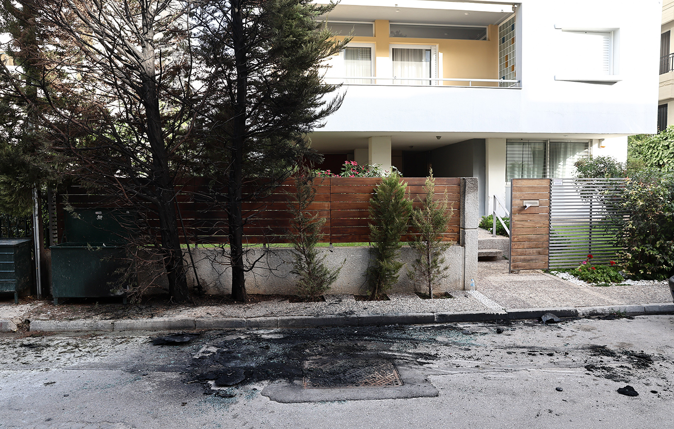 Επίθεση με μολότοφ έξω από το σπίτι της προέδρου του Αρείου Πάγου, τραυματίστηκε αστυνομικός &#8211; Φωτογραφίες από το σημείο