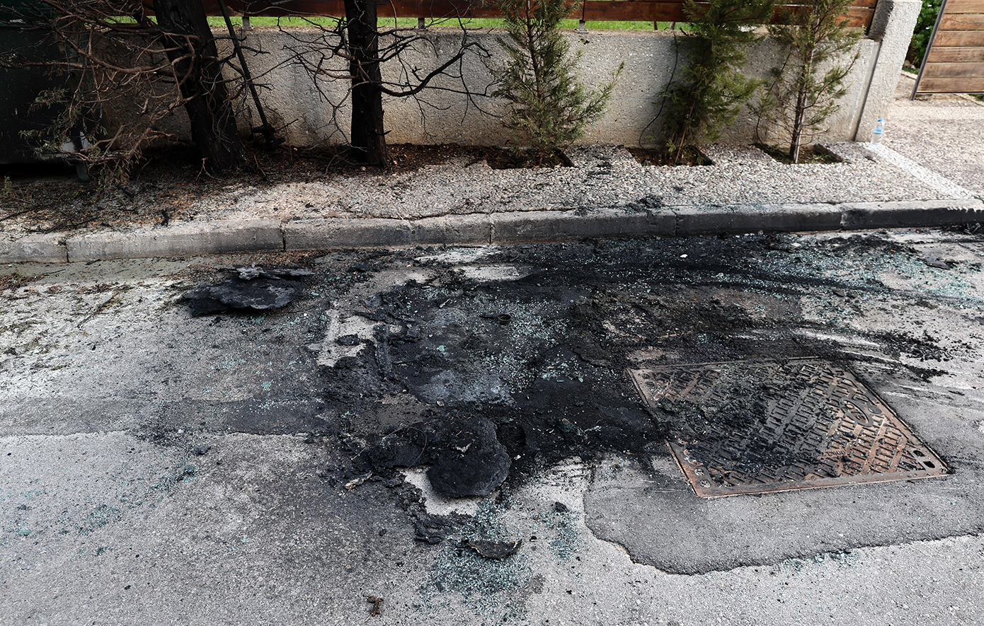 Βίντεο με το περιπολικό στις φλόγες μετά την επίθεση με μολότοφ έξω από το σπίτι της προέδρου του Αρείου Πάγου &#8211; Τι εξετάζει η ΕΛ.ΑΣ.