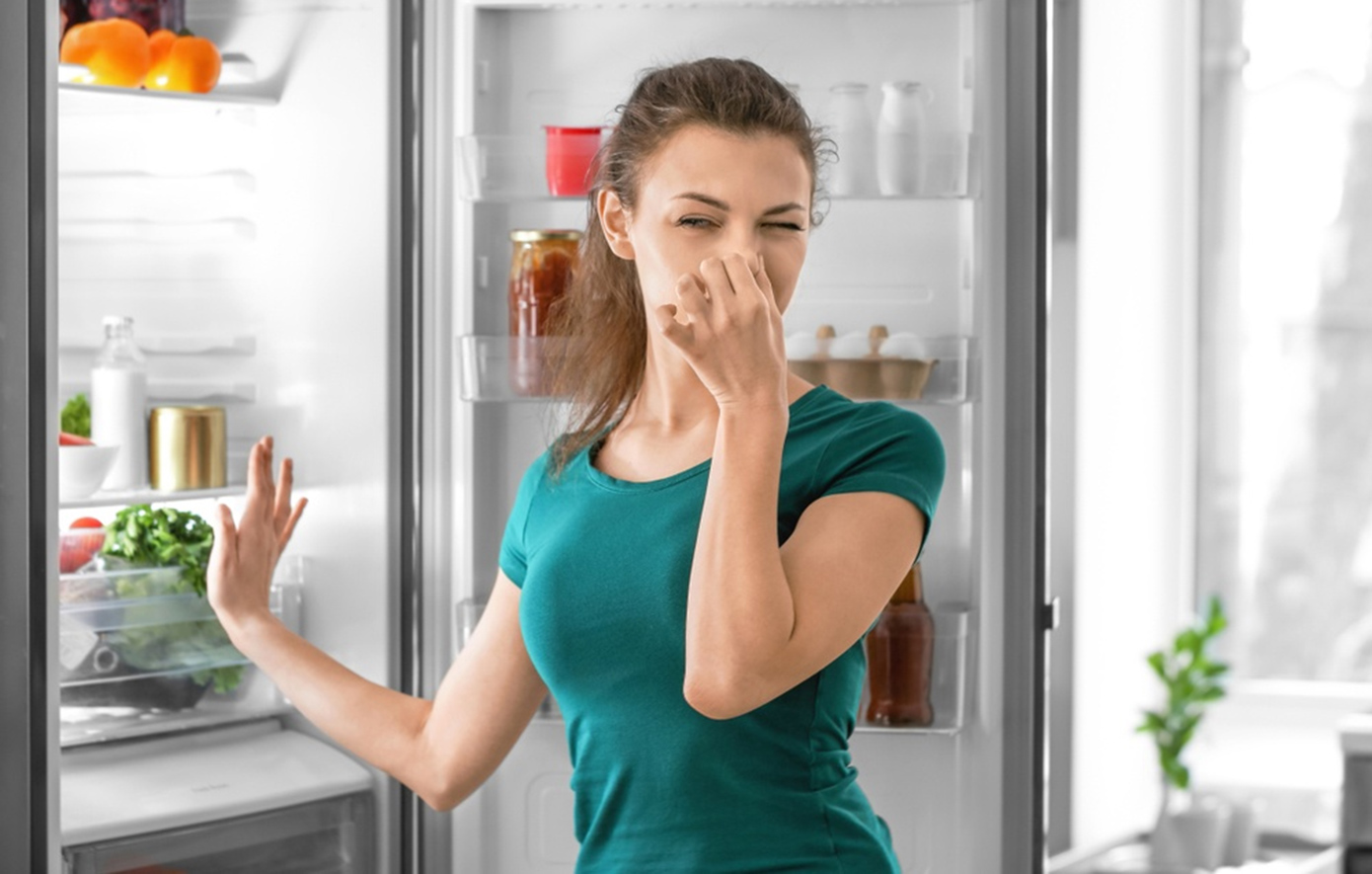 6 συνήθειες που κάνουν το ψυγείο να μυρίζει άσχημα