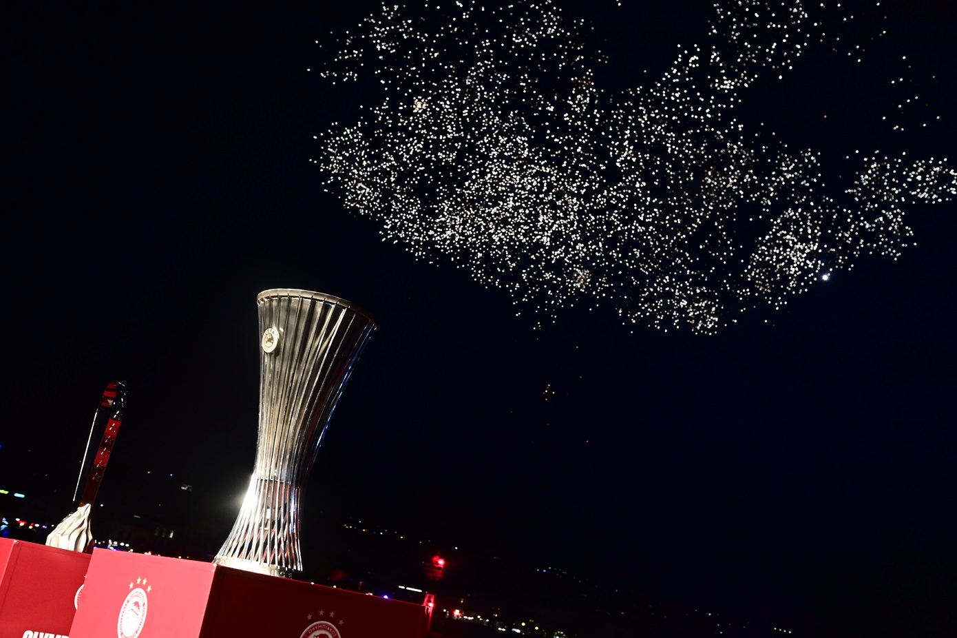 Πανζουρλισμός στο Ρέθυμνο για τα ευρωπαϊκά τρόπαια του Ολυμπιακού – Χιλιάδες φίλοι έδωσαν το παρών