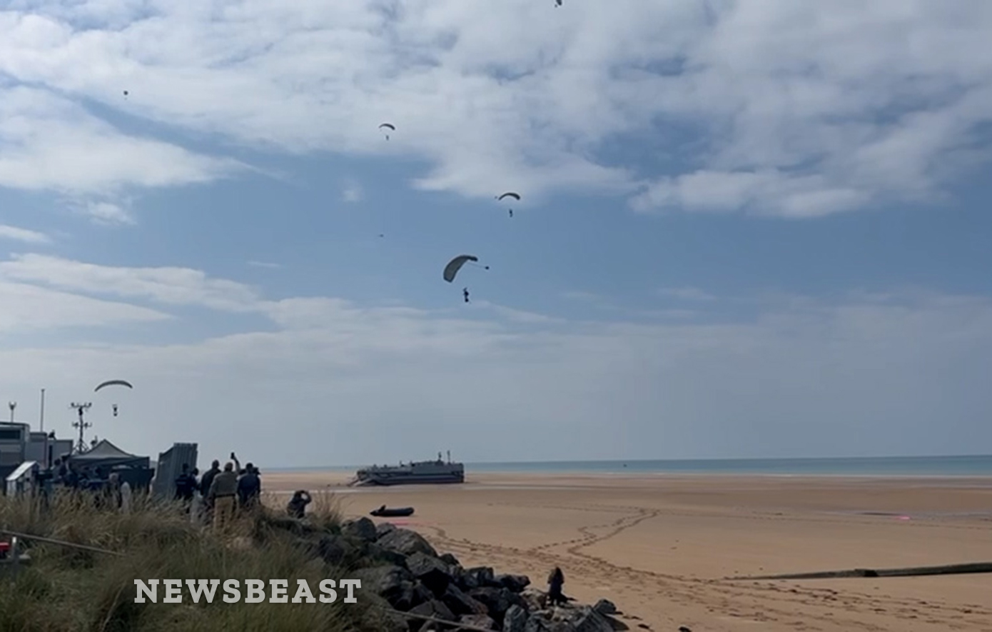 Βίντεο με αλεξιπτωτιστές να πέφτουν στην Παραλία Ομάχα &#8211; Η «ματωμένη» συμβολή τους στην Απόβαση της Νορμανδίας