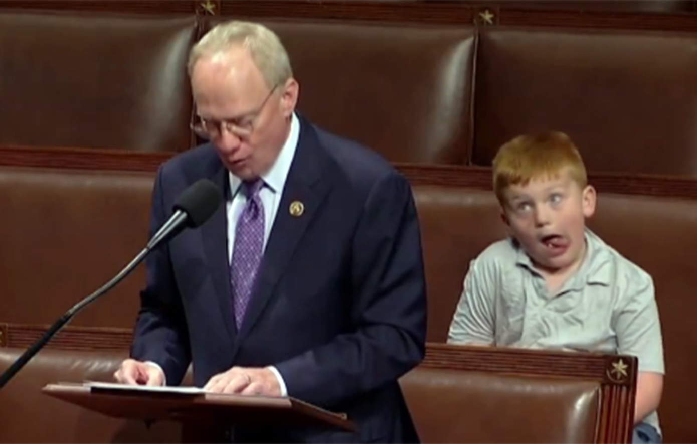 Viral η αντίδραση 6χρονου γιου Ρεπουμπλικανού βουλευτή στο Καπιτώλιο &#8211; Έκανε αστείες γκριμάτσες στις κάμερες