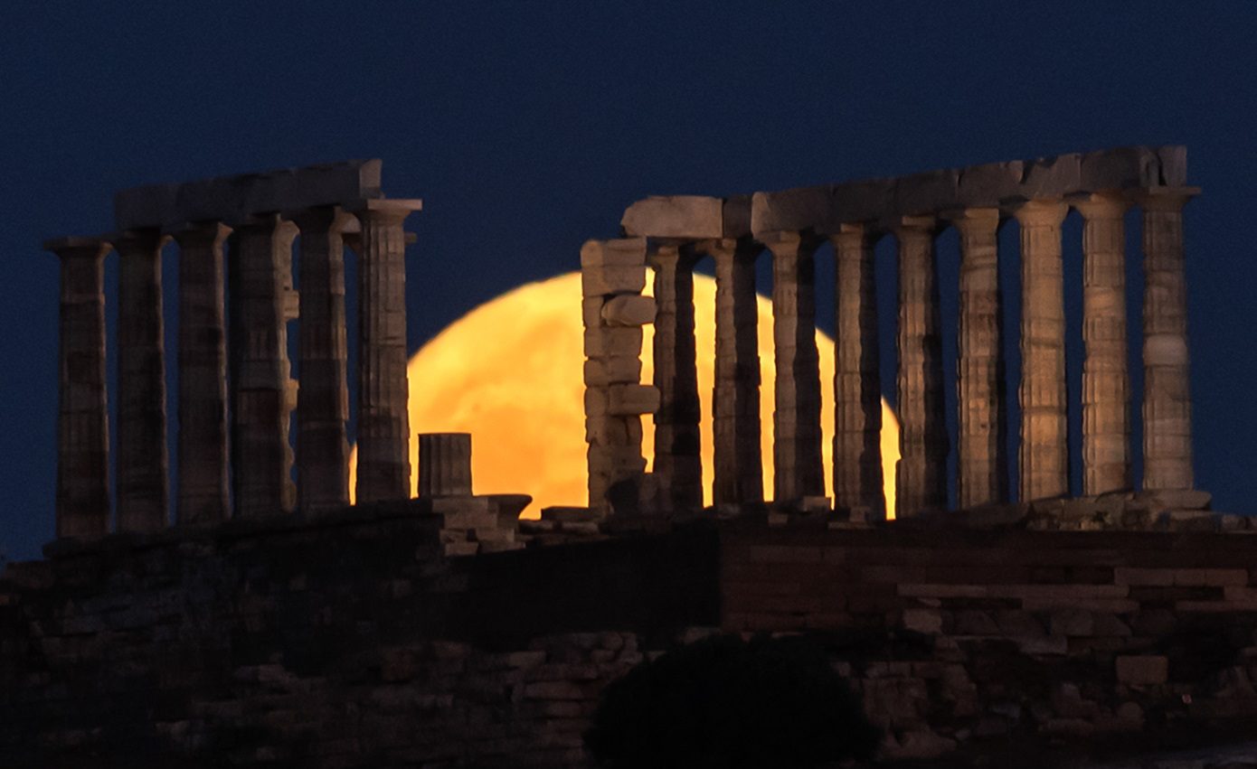 Πανσέληνος Ιουνίου: Μαγευτικές φωτογραφίες από το «φεγγάρι της φράουλας»