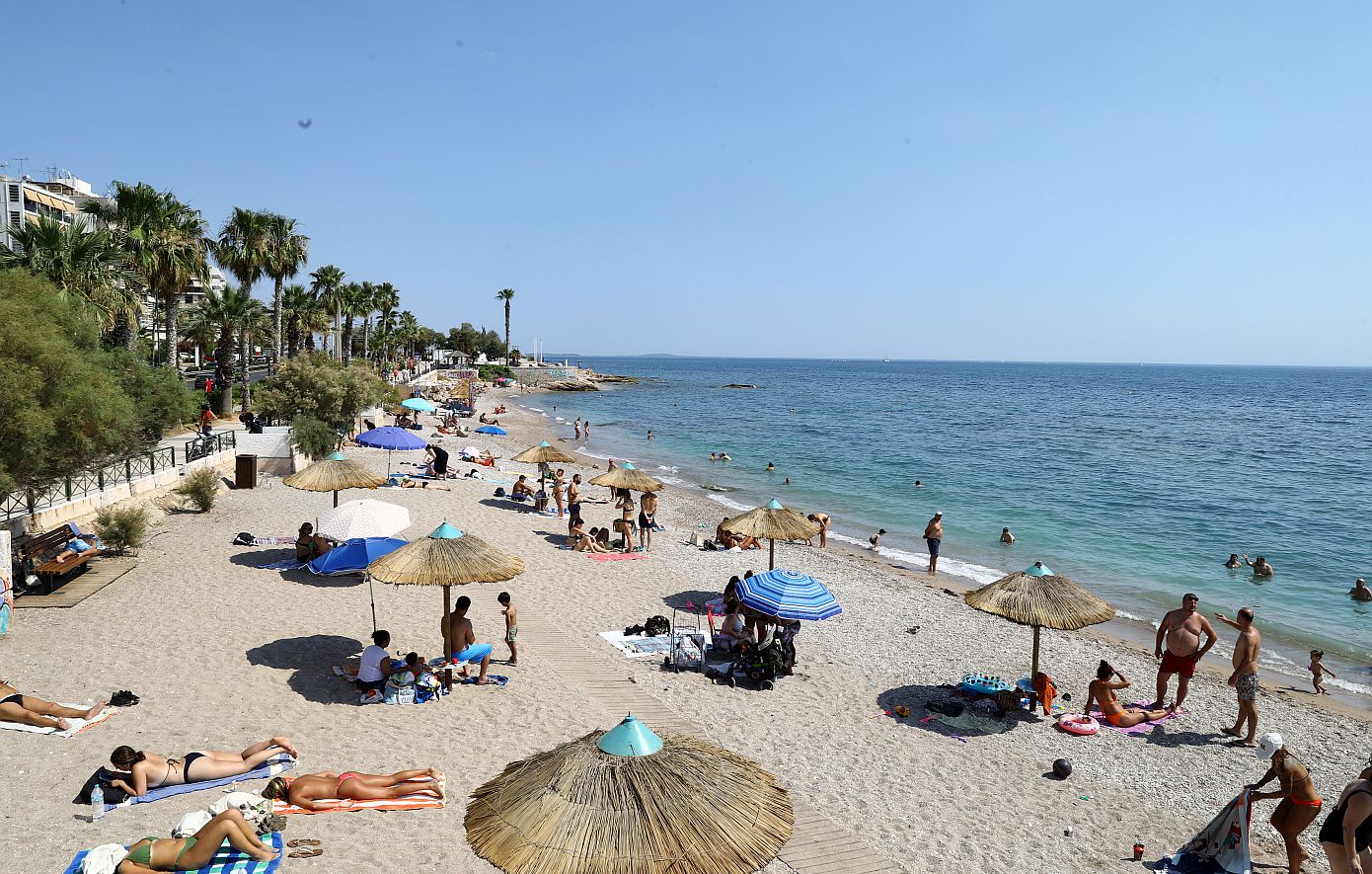 Οι 35 βαθμοί Κελσίου στην Αθήνα οδήγησαν τους κατοίκους στις παραλίες της Αττικής