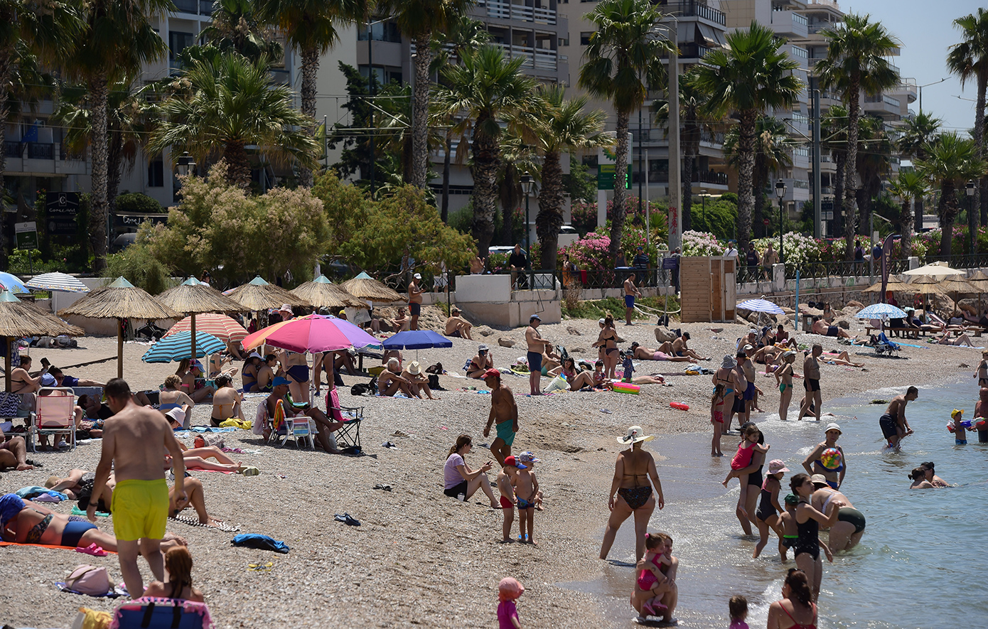 Απλησίαστες οι ξαπλώστρες στην Αττική &#8211; Πόσο κοστίζει μια μίνι απόδραση στις οργανωμένες παραλίες