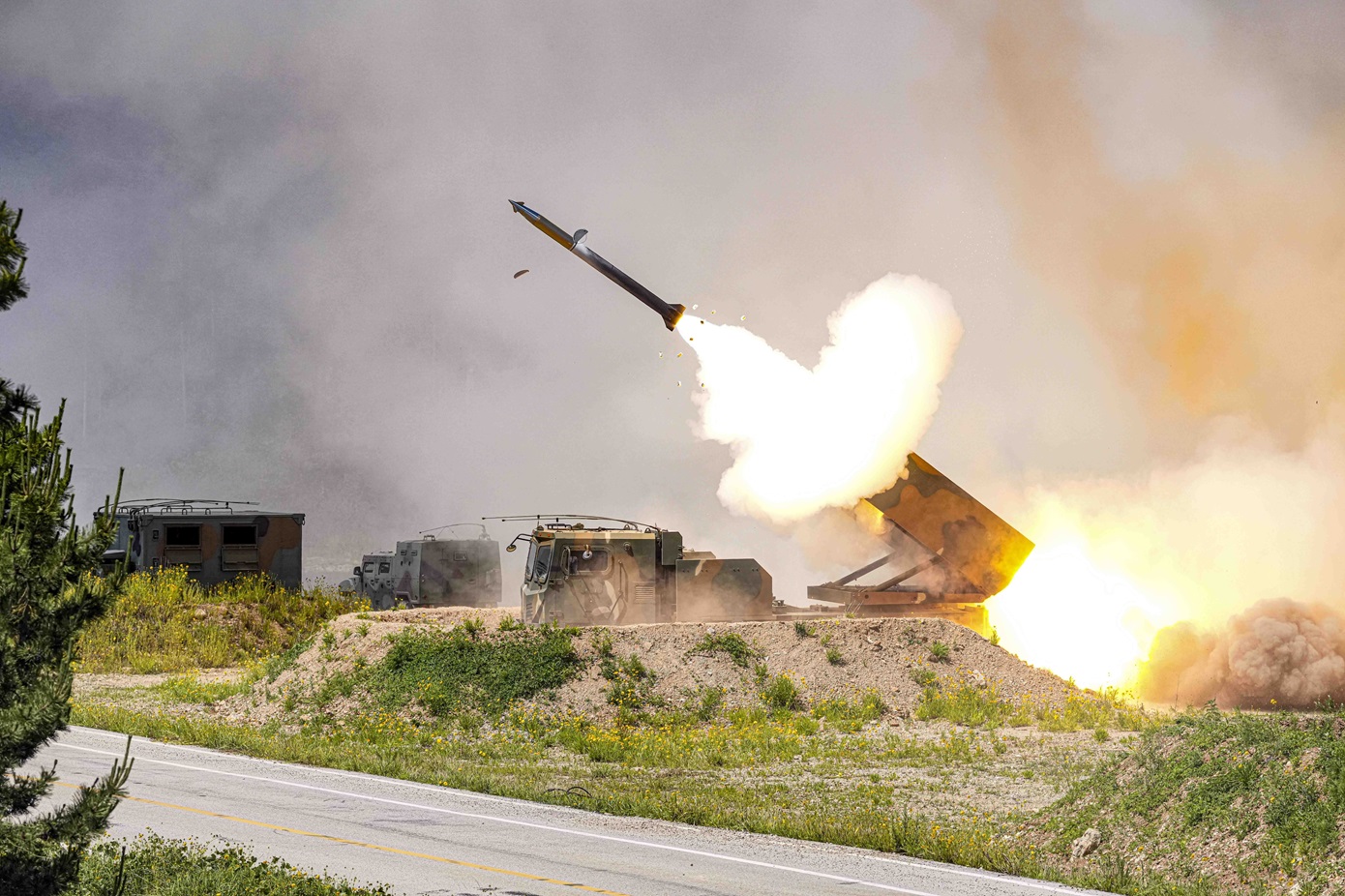 «Επιτυχημένη» η δοκιμή βαλλιστικού πυραύλου με πολλαπλές κεφαλές στη Βόρεια Κορέα
