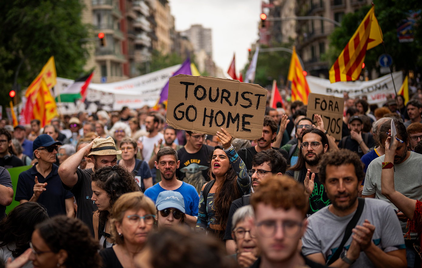 Χιλιάδες Ισπανοί στους δρόμους της Μάλαγα – «Άνθρωποι που δουλεύουν στον τουρισμό δεν μπορούν να πληρώσουν το ενοίκιο τους»