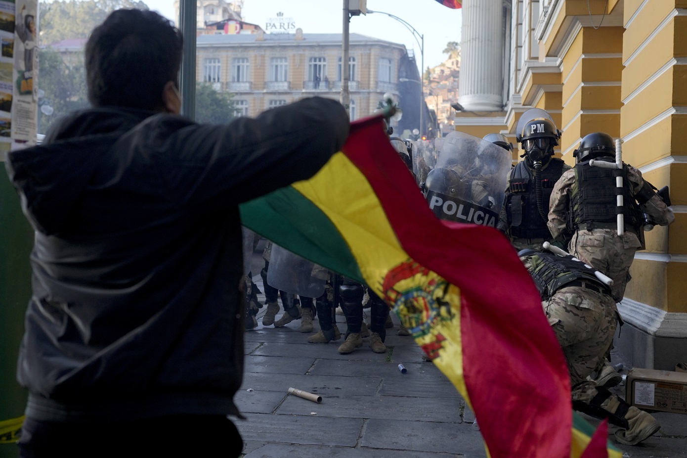 Απομακρύνθηκαν οι στρατιωτικές δυνάμεις από το προεδρικό μέγαρο στη Βολιβία μετά το αποτυχημένο πραξικόπημα