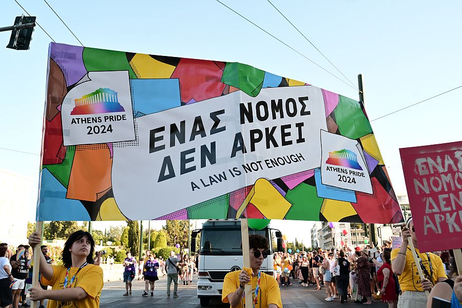 Σε εξέλιξη οι εκδηλώσεις και η συναυλία του Athens Pride 2024 στην Πλατεία Συντάγματος