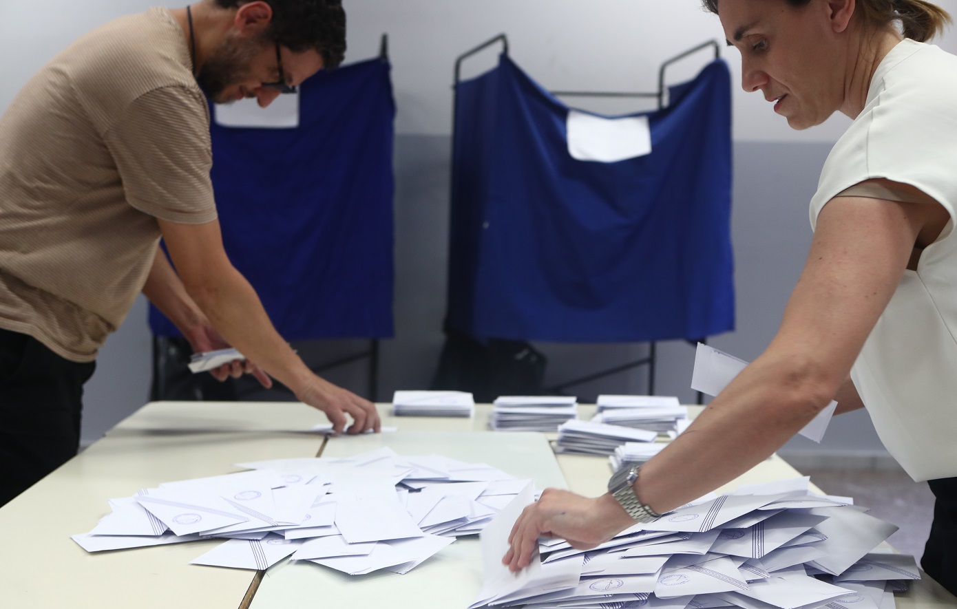Δημοσκόπηση Metron Analysis: «Κλειδωμένες» οι έδρες Νίκης και Πλεύσης Ελευθερίας, τρία κόμματα στο 3%