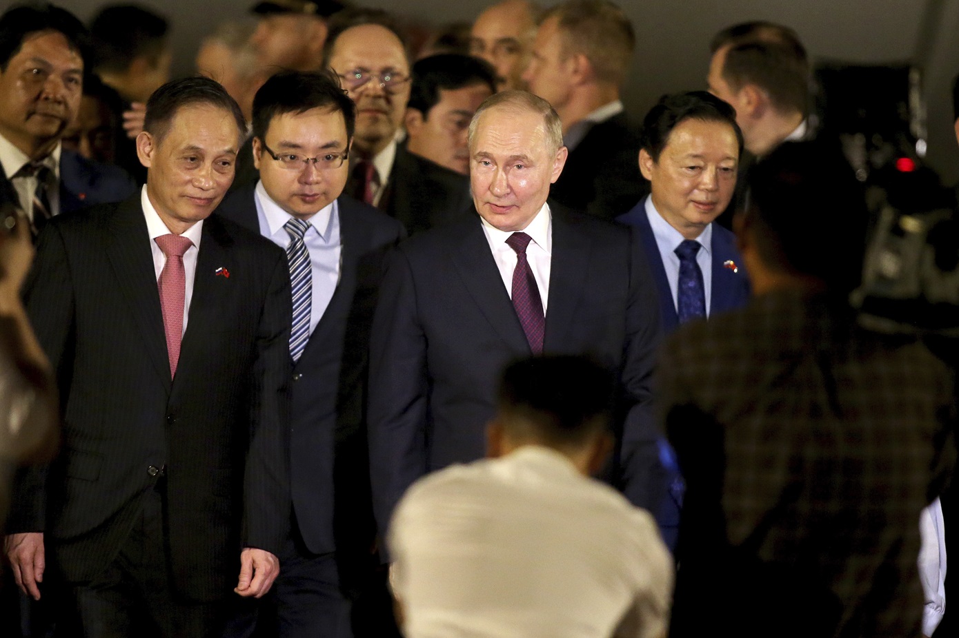 Έφτασε στο Βιετνάμ ο Ρώσος πρόεδρος Βλαντίμιρ Πούτιν – Τον υποδέχθηκε ο αντιπρόεδρος της κυβέρνησης