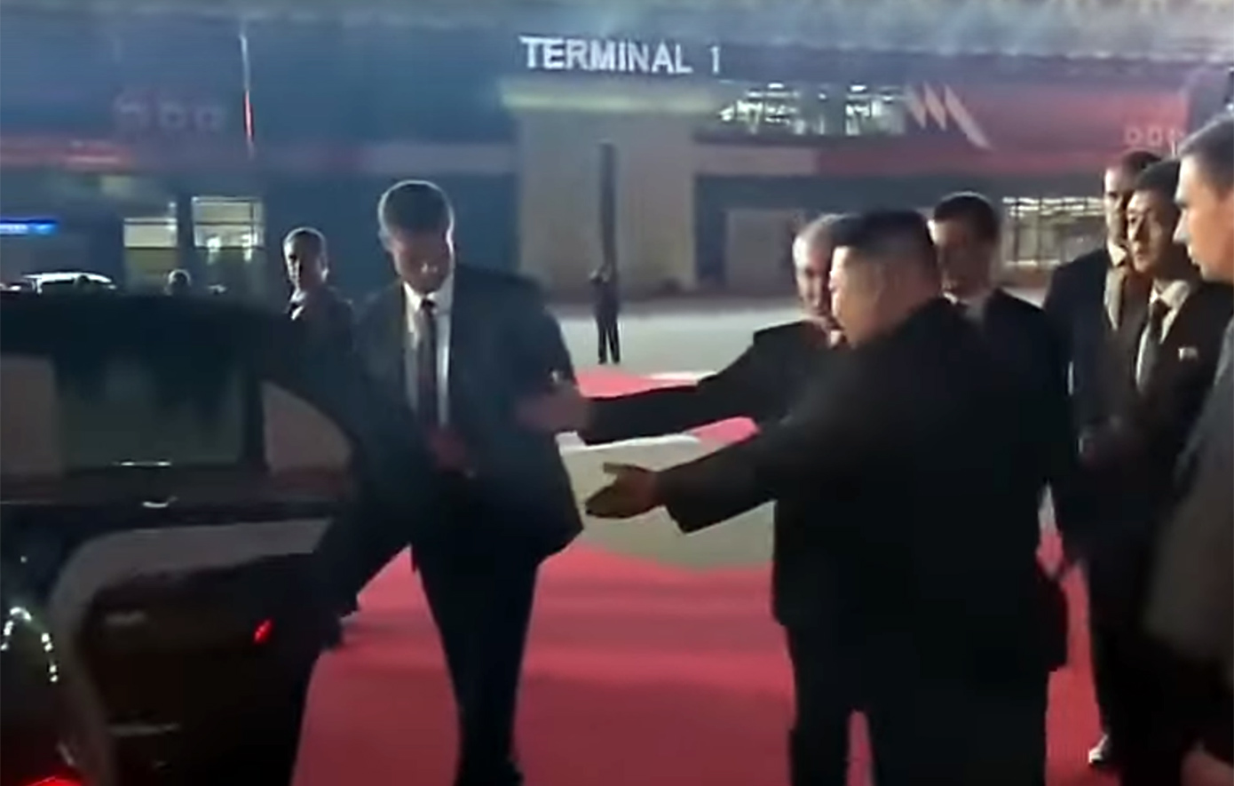 Πούτιν και Κιμ Γιονγκ Ουν «μαλώνουν» για το ποιος θα μπει πρώτος στη λιμουζίνα – Βίντεο από την Πιονγκγιάνγκ