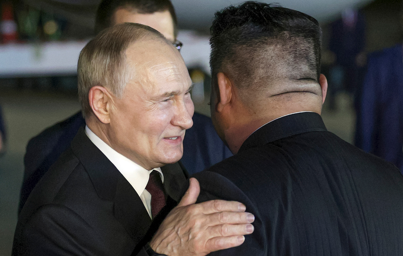 Σπάνια επίσκεψη Πούτιν στη Βόρεια Κορέα μετά από 24 χρόνια – Η αγκαλιά με τον Κιμ Γιονγκ Ουν και τα χαμόγελα