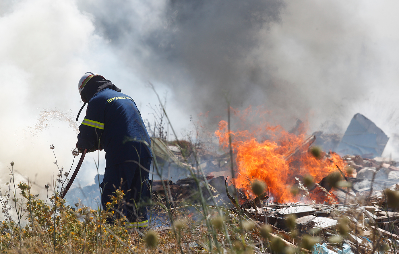 Φωτιά καίει ξερά χόρτα και απορρίμματα στη Θεσσαλονίκη &#8211; Χωρίς ενεργό μέτωπο η πυρκαγιά στη Λεκάνη Καβάλας