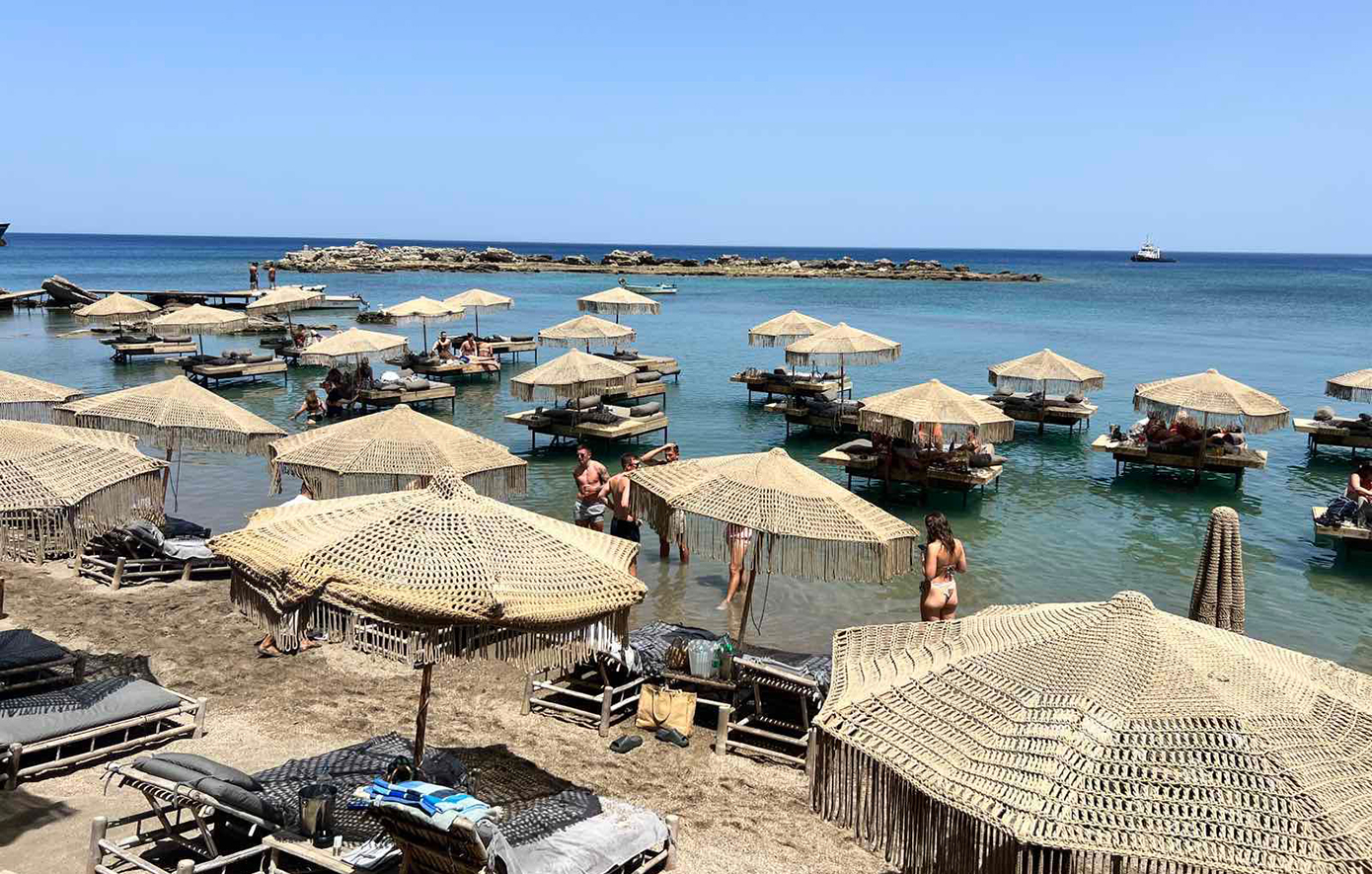 Μπάζωσαν τη θάλασσα στη Ρόδο για να βάλουν ομπρέλες – Ανένδοτος για την τήρηση της νομιμότητας στις παραλίες ο Χατζηδάκης