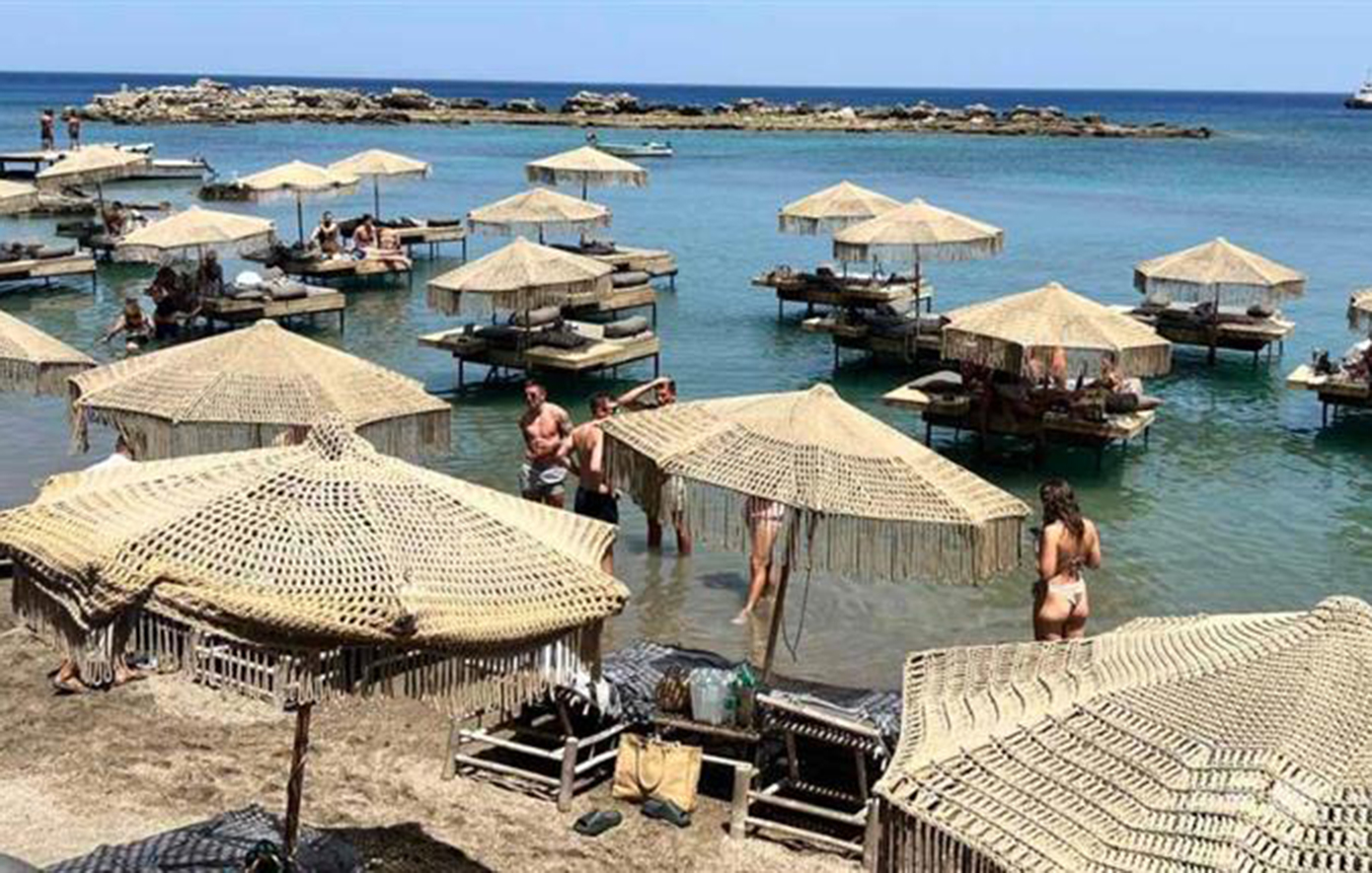 Ξηλώνουν αυθαίρετες κατασκευές σε παραλία της Ρόδου – Χατζηδάκης: Όσοι παρανομούν, θα μας βρουν απέναντί τους