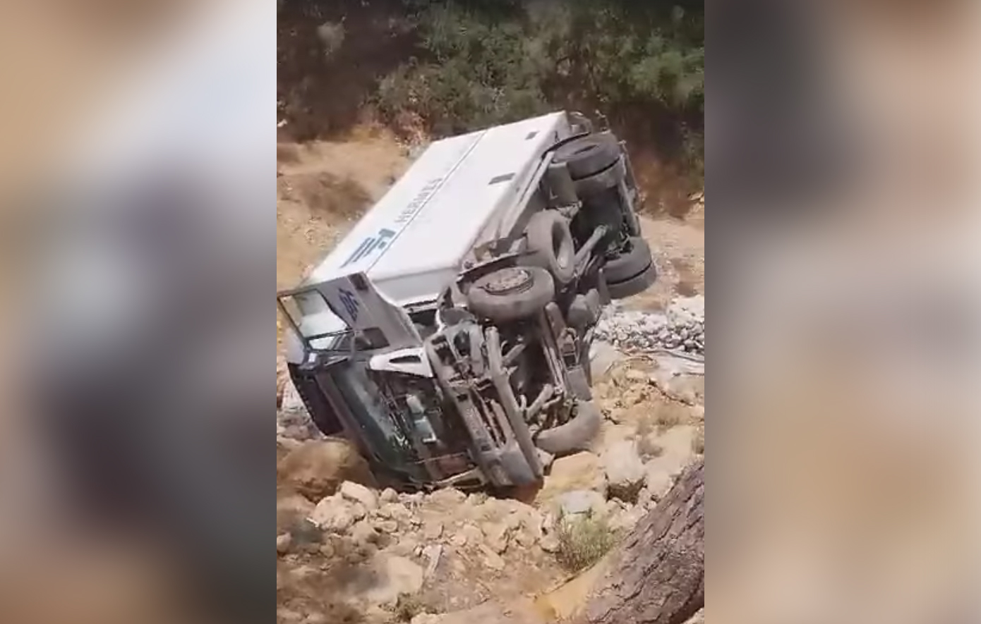 Φορτηγό στη Ρόδο έπεσε σε πλαγιά μετά από σύγκρουση με αυτοκίνητο