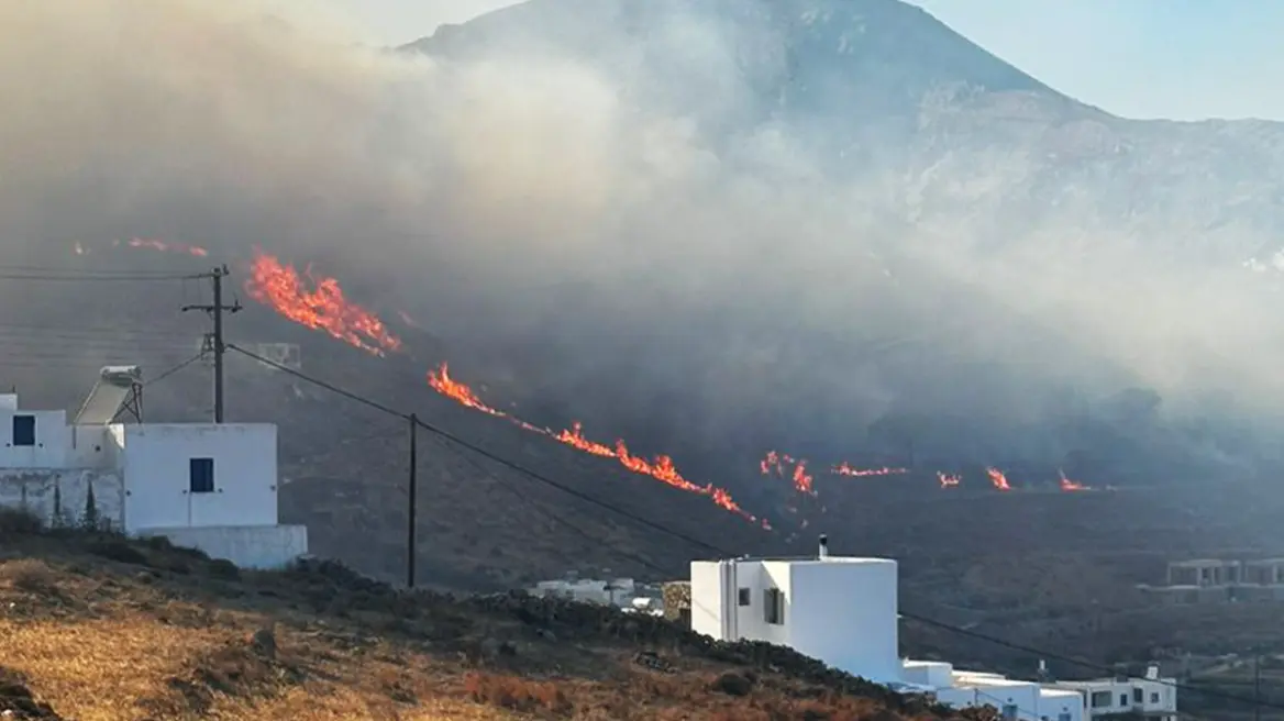 Χωρίς ενεργό μέτωπο η πυρκαγιά στη Σέριφο &#8211; Αντιμετωπίζονται διάσπαρτες μικροεστίες