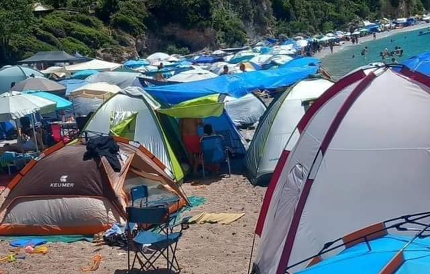 Οι σκηνές «εξαφάνισαν» μια από τις ωραιότερες παραλίες της Εύβοιας &#8211; Αντιδρούν οι κάτοικοι της περιοχής για το ελεύθερο κάμπινγκ