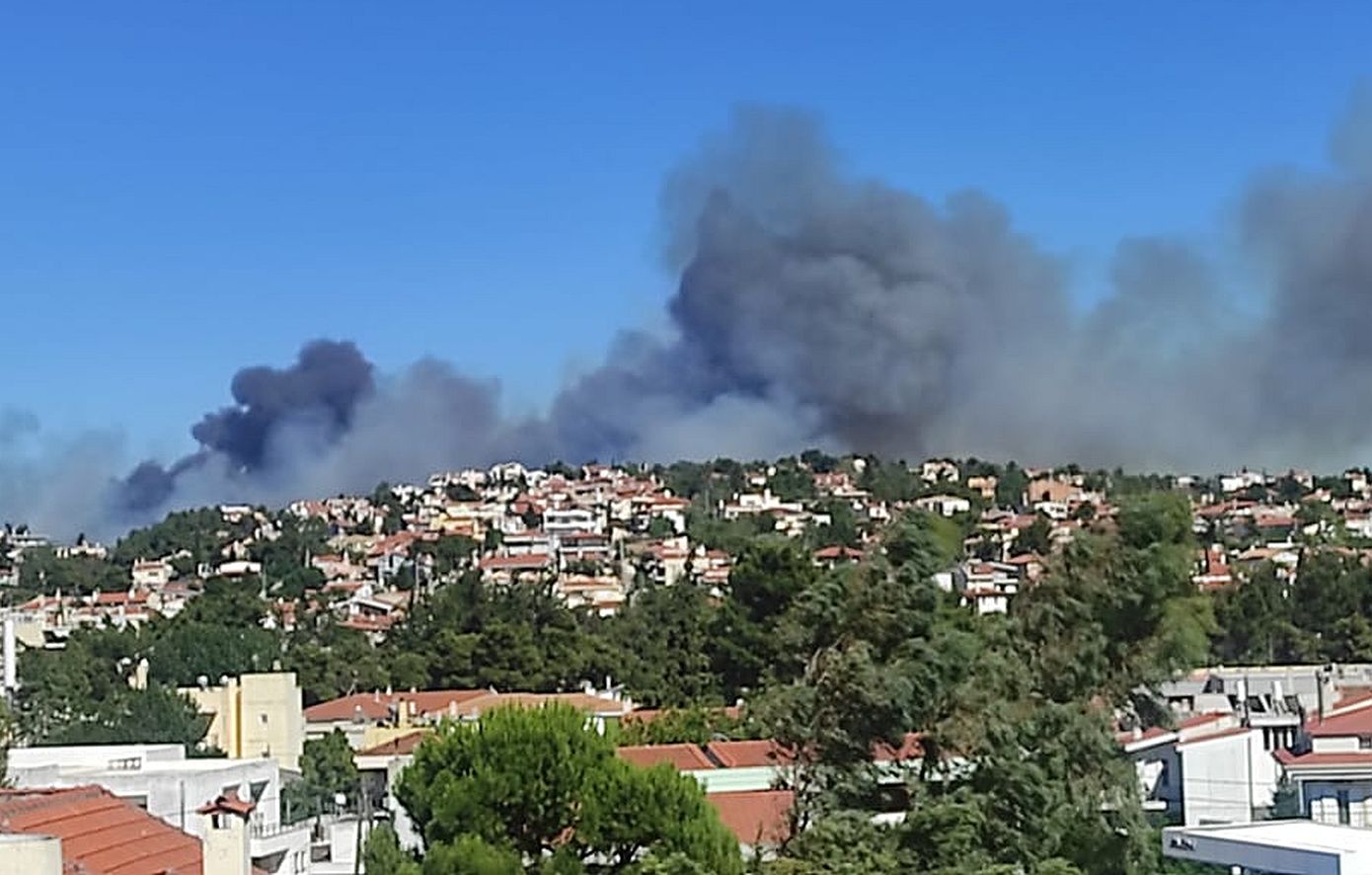 Φωτιά μαίνεται στη Σταμάτα: Εντολές εκκένωσης σε Αμυγδαλέζα, Γαλήνη και Ροδόπολη