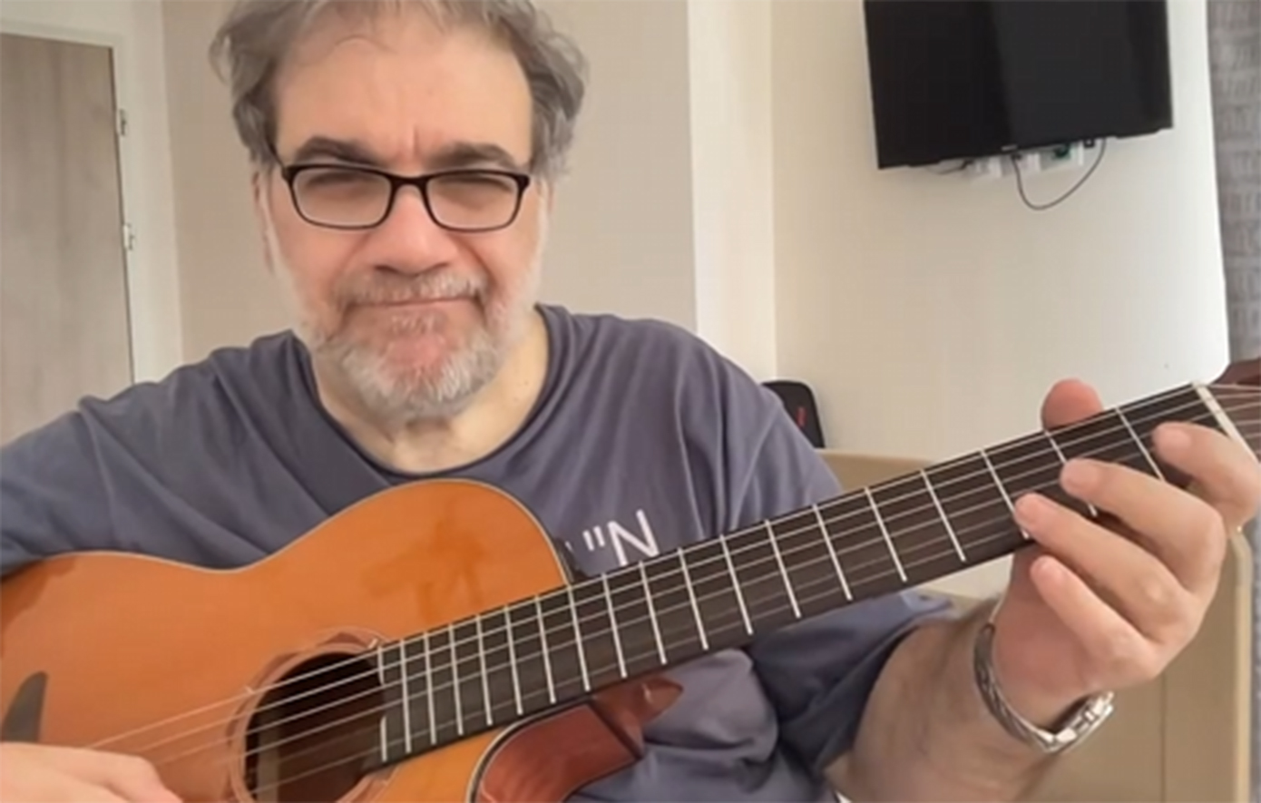 Δημήτρης Σταρόβας: Παίζει κιθάρα μετά το εγκεφαλικό που υπέστη