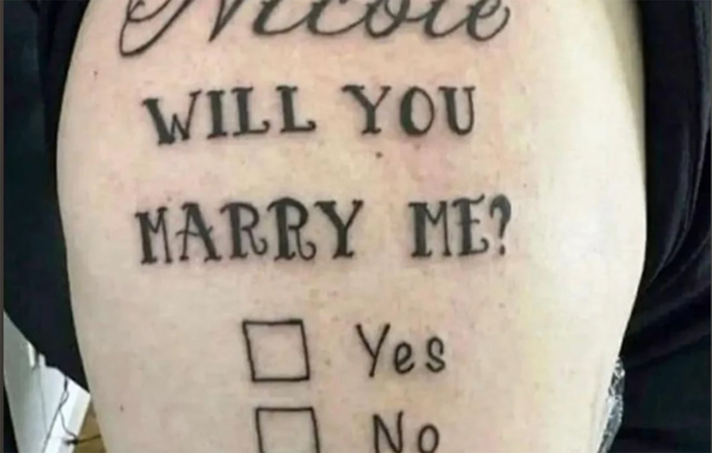 Έκανε πρόταση γάμου στη σύντροφό του, με ένα τατουάζ