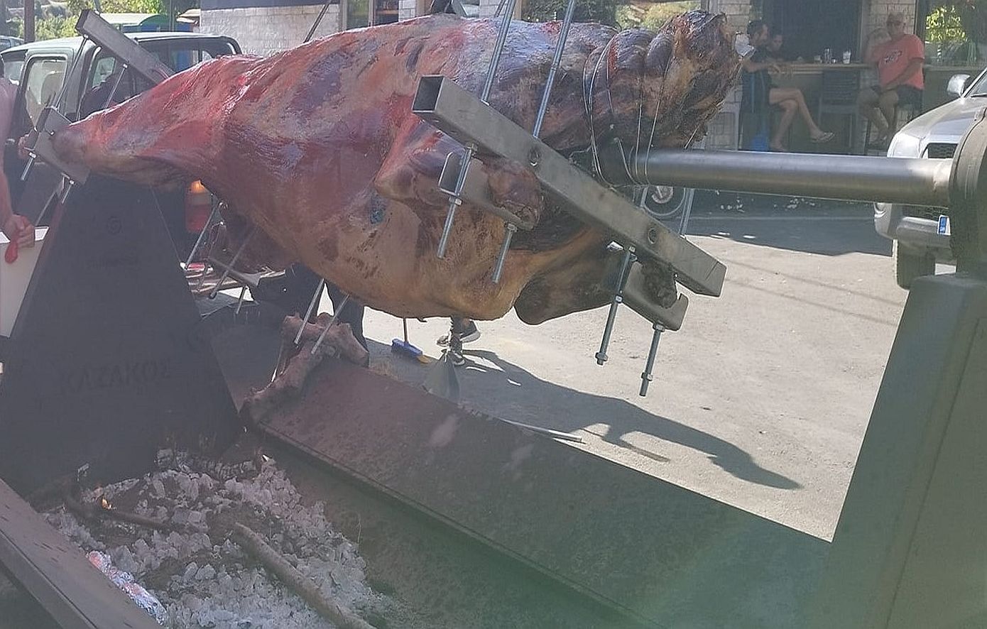Χανιά: Το σούβλισμα ταύρου στο χωριό της Κισσάμου για την εορτή του Αγίου Πνεύματος προκαλεί αντιδράσεις