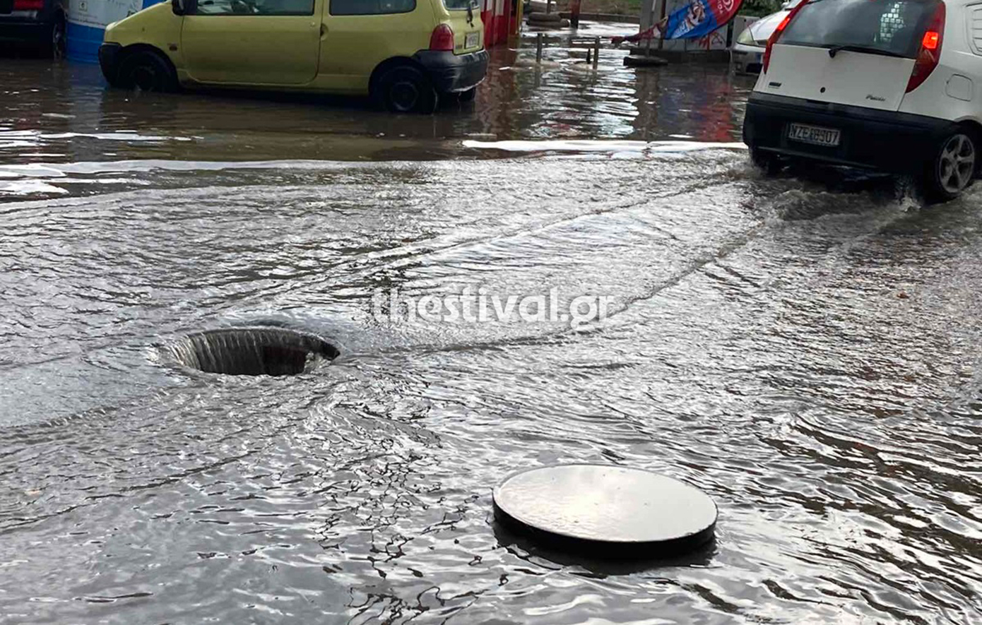Δυνατή νεροποντή στη Θεσσαλονίκη &#8211; Σε ποτάμια μετατράπηκαν οι δρόμοι