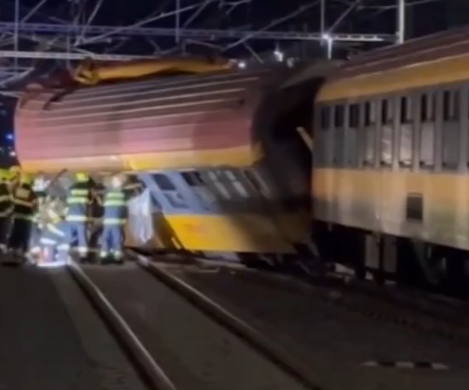Φονική σύγκρουση επιβατικού τρένου με εμπορική αμαξοστοιχία στην Τσεχία – Τέσσερις νεκροί και 26 τραυματίες
