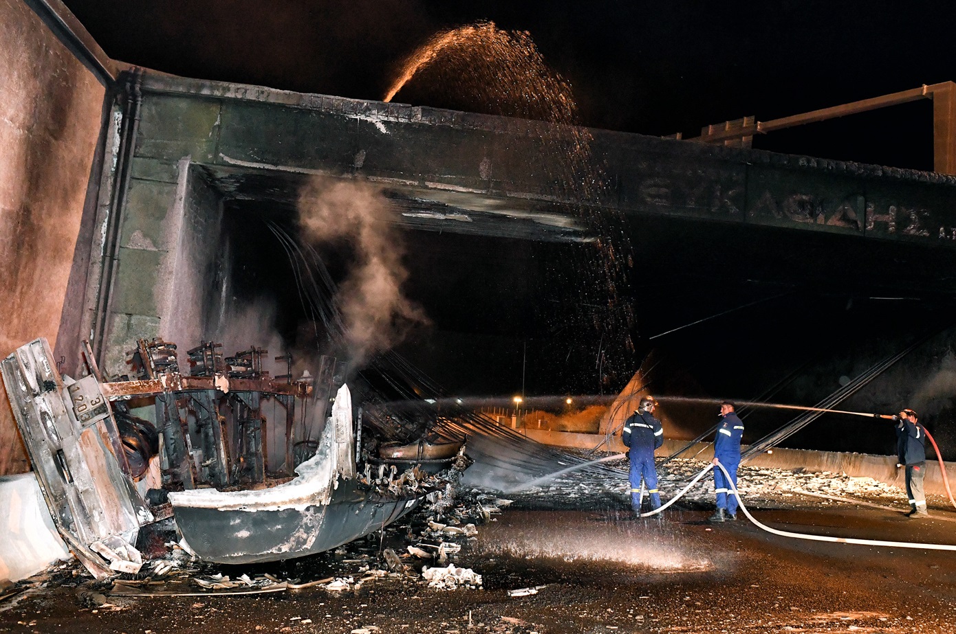 Γκρεμίζουν την γέφυρα στον Ισθμό μετά την έκρηξη του βυτιοφόρου στην Αθηνών-Κορίνθου