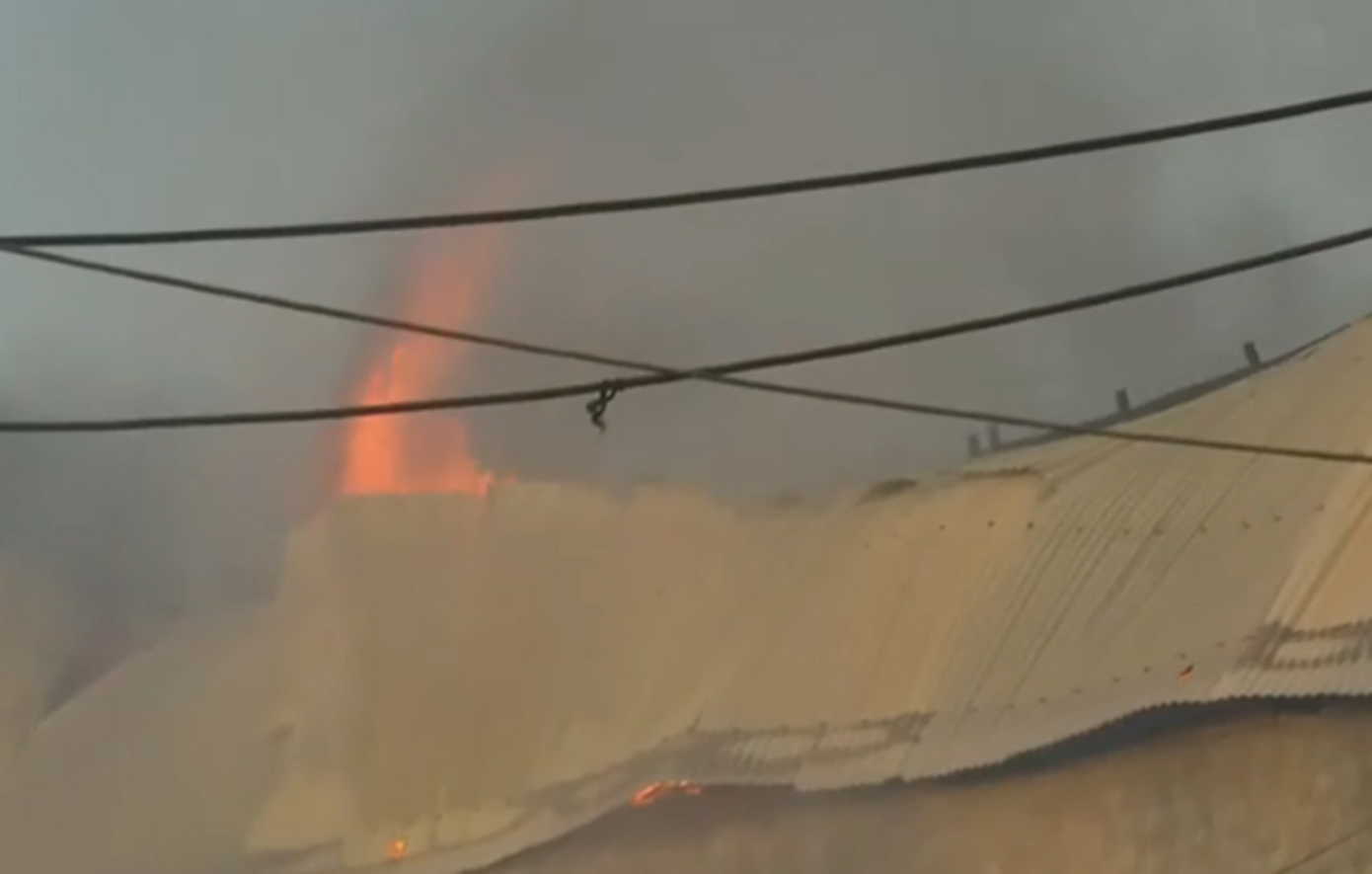 Φωτιά σε χώρο αποθήκευσης στο κέντρο της Αθήνας: Ενισχύθηκαν οι πυροσβεστικές δυνάμεις &#8211; Κίνδυνος κατάρρευσης της οροφής