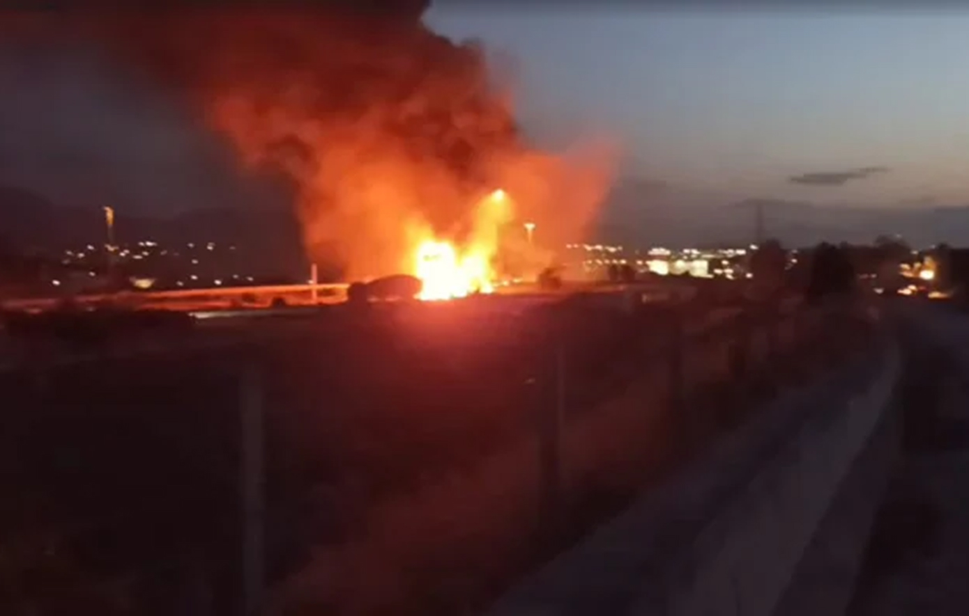 Χάος στην Αθηνών – Κορίνθου από τη φωτιά μετά την ανατροπή βυτιοφόρου, κλειστά και τα δύο ρεύματα και ουρές χιλιομέτρων - Μήνυμα από το 112