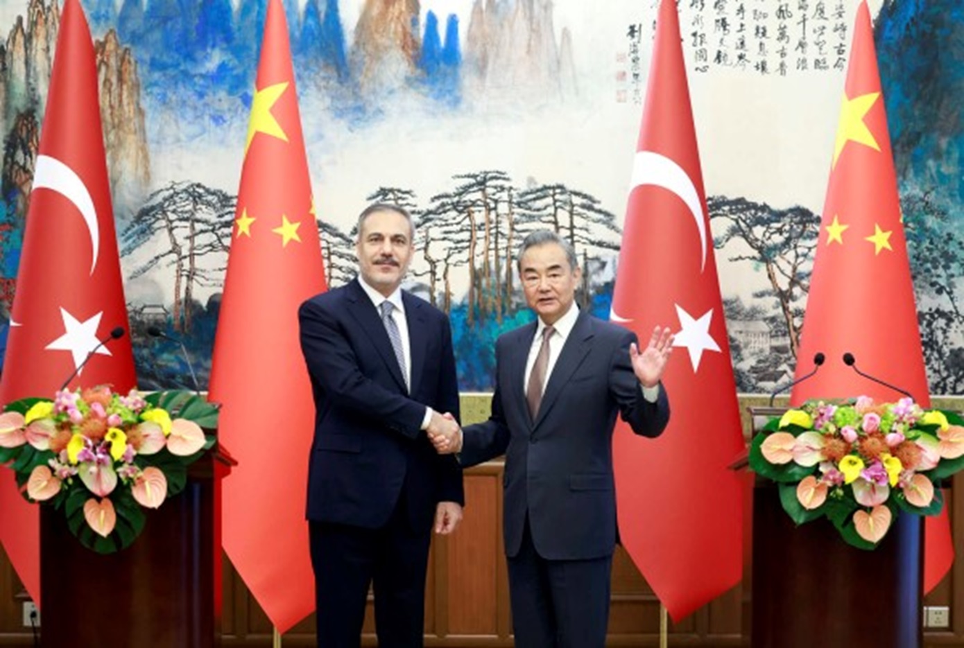Ο Χακάν Φιντάν συντηρήθηκε με τον Κινέζο ομόλογο του &#8211; «Πλούτος και κινητήρια δύναμη της Ασίας η Τουρκία και η Κίνα»
