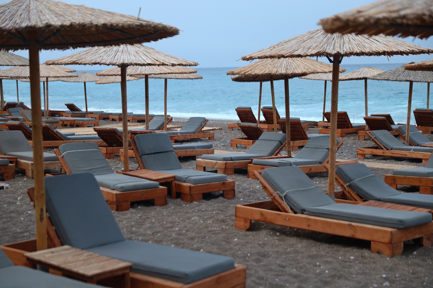 «Γέμισε την παραλία με ξύλινες κατασκευές» Παραβίαση του αιγιαλού στο Μεσολόγγι από κατάστημα, είχαν καταληφθεί χώροι αυθαίρετα