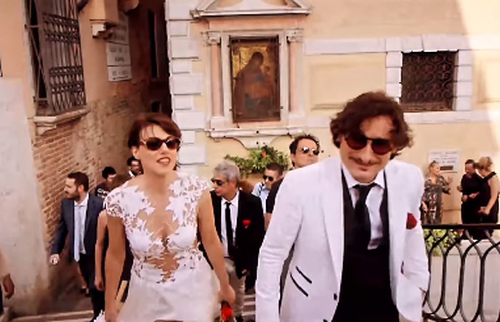 Ο Βασίλης Χαραλαμπόπουλος γιορτάζει 10 χρόνια γάμου με τη Λίνα Πρίντζου – Το βίντεο στο Instagram