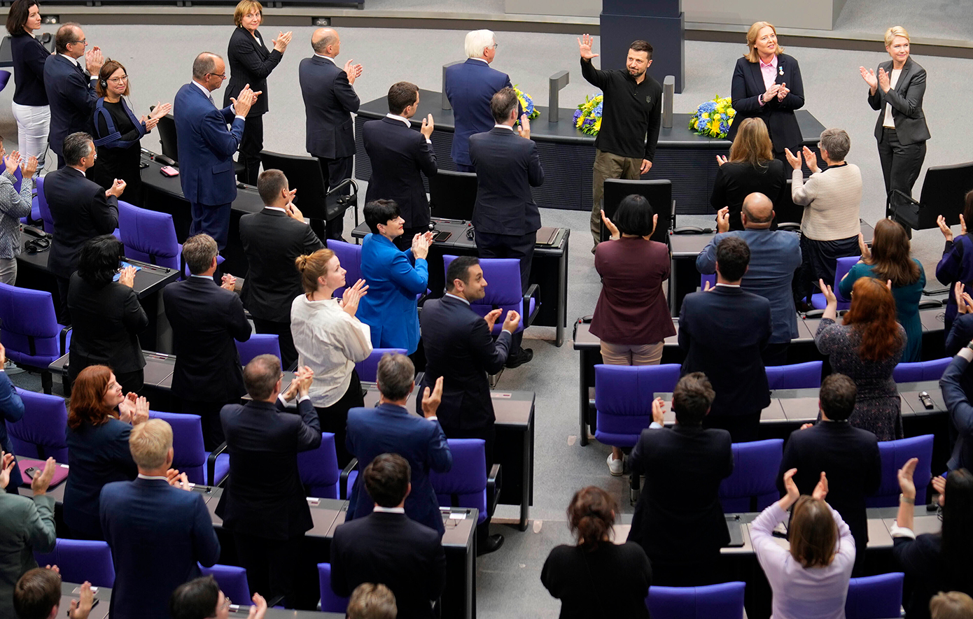 «Σε ευχαριστώ Γερμανία» &#8211; Σε φορτισμένο κλίμα η ομιλία του Βολοντίμιρ Ζελένσκι στην Bundestag