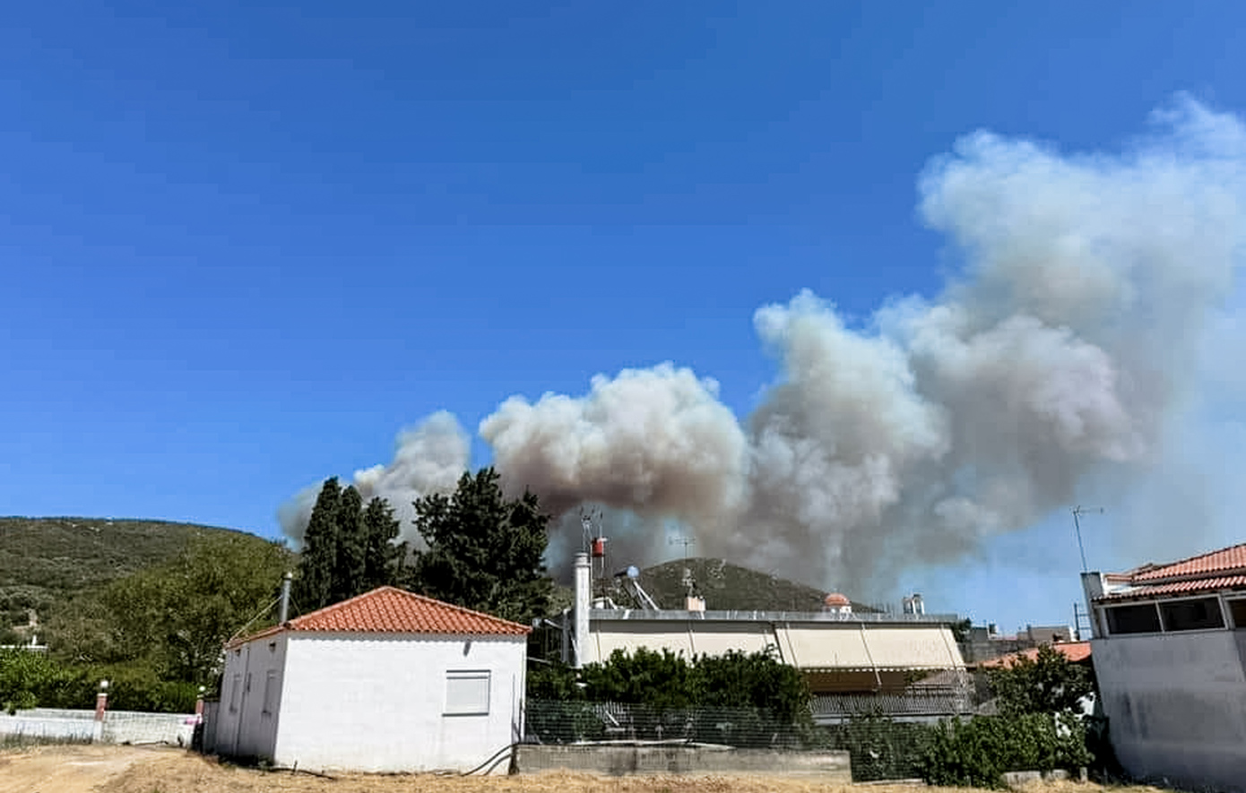 Καίει ανεξέλεγκτα η φωτιά στην Εύβοια &#8211; Κόπηκε στα δύο νησί, επιχειρούν 24 εναέρια μέσα