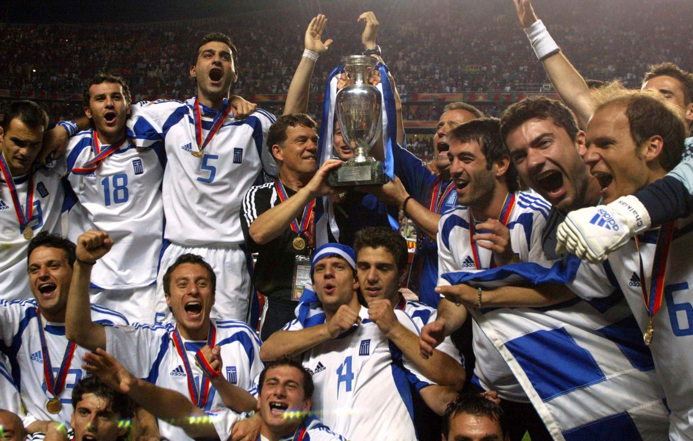 Σαν σήμερα 4 Ιουλίου: Η Εθνική σηκώνει το κύπελλο στο Euro 2004 και οι Έλληνες βγαίνουν στους δρόμους πανηγυρίζοντας σαν μικρά παιδιά