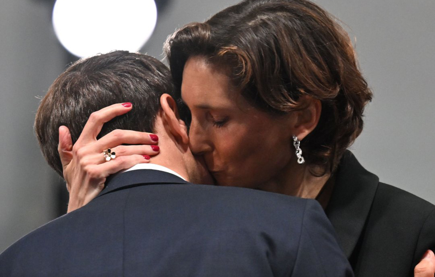 Το φιλί της υπουργού αθλητισμού στον λαιμό του Μακρόν στην τελετή έναρξης των Ολυμπιακών Αγώνων