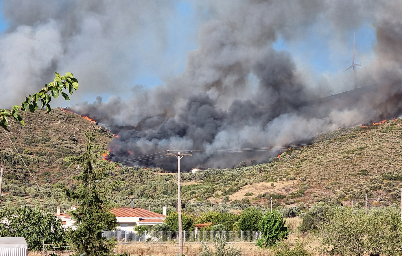 Σε εξέλιξη πυρκαγιά στα Μέγαρα &#8211; Μήνυμα από το 112 στους κατοίκους της περιοχής Νέο Μάζι να εκκενώσουν προς Αιγειρούσες