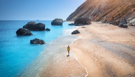Το νησί που πας με αυτοκίνητο και έχει από τις πιο εντυπωσιακές παραλίες της Ελλάδας