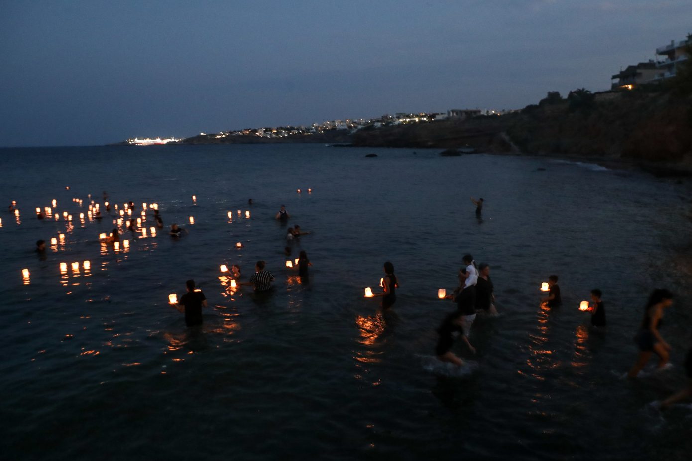 Φωτιά στο Μάτι: Συγκινητικές εικόνες &#8211; Άφησαν 104 φαναράκια στη θάλασσα στη μνήμη των θυμάτων